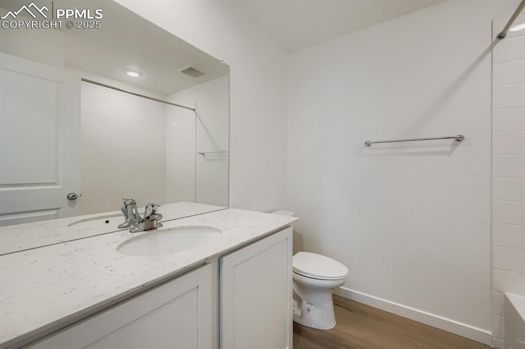 Image 11 of 12: Bathroom