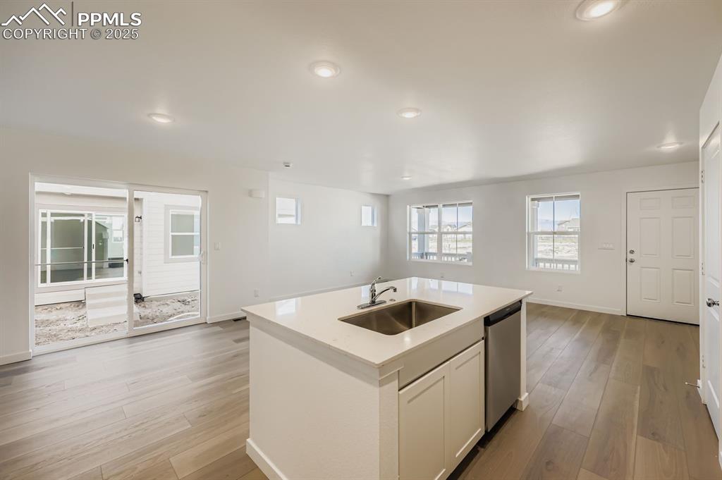 Image 4 of 12: Kitchen