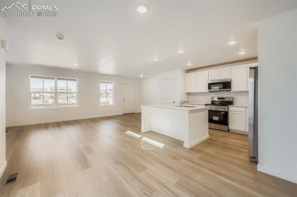 Image 5 of 12: Kitchen