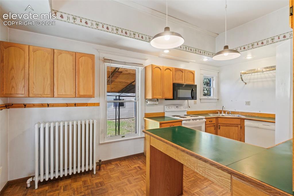 Image 11 of 31: Kitchen