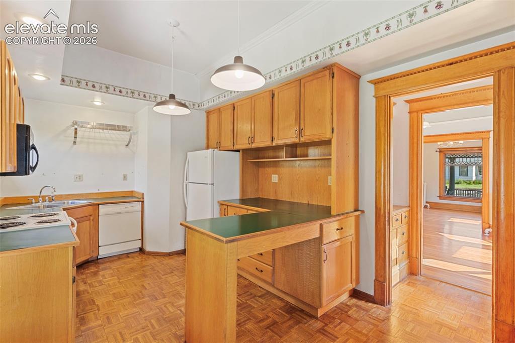 Image 12 of 31: Kitchen
