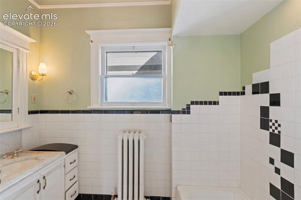 Image 17 of 31: Main level full bath