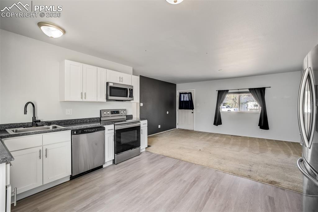 Image 10 of 27: Kitchen