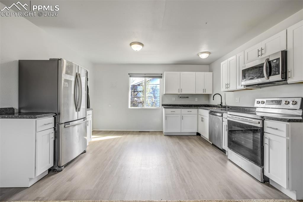 Image 11 of 27: Kitchen