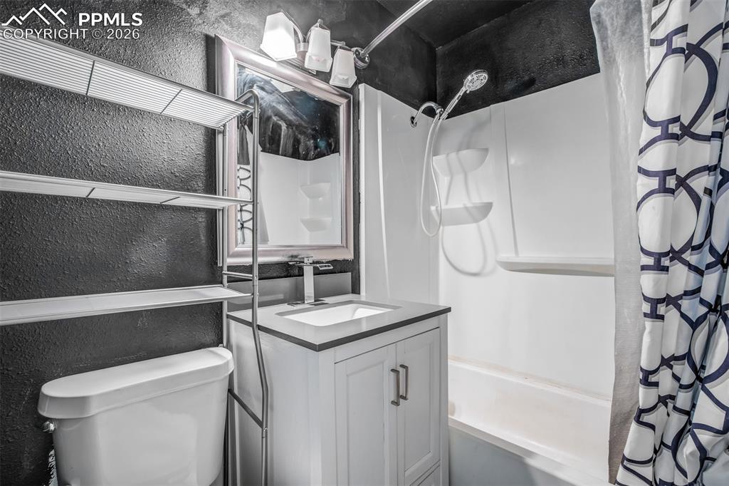 Image 15 of 27: Bathroom