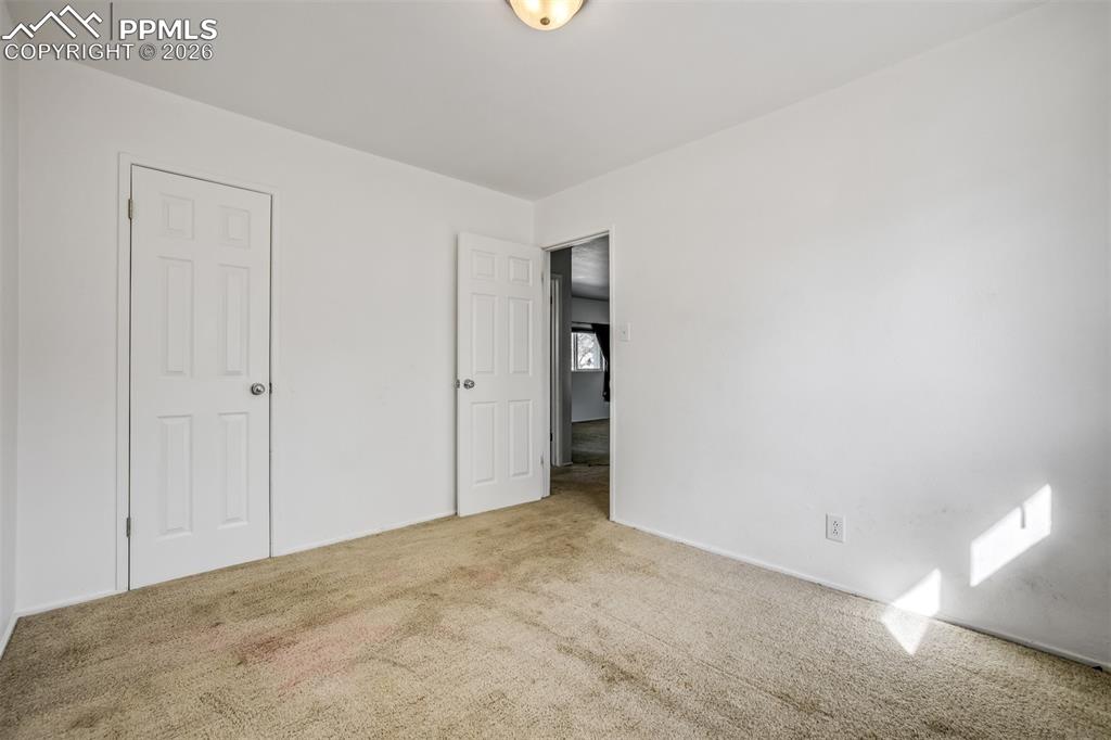 Image 17 of 27: Bedroom