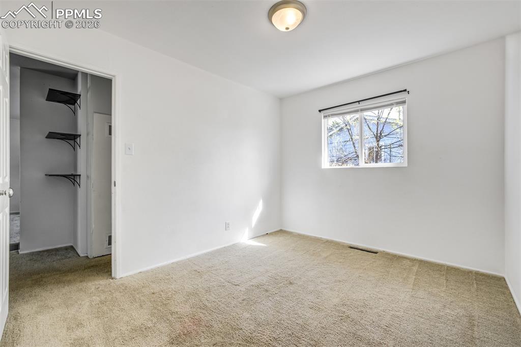 Image 18 of 27: Bedroom