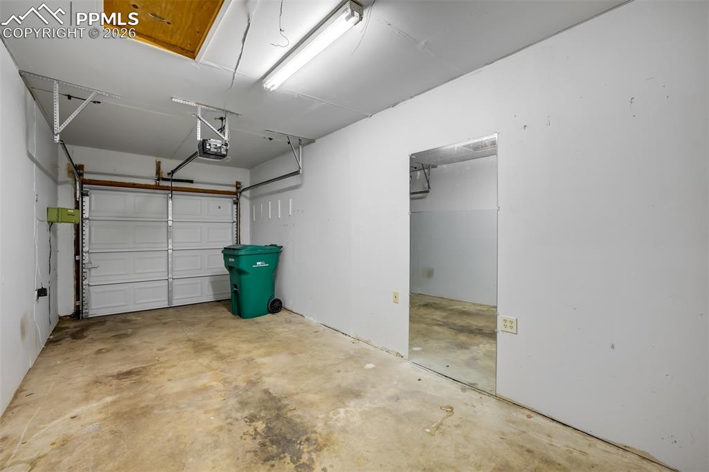 Image 19 of 27: Garage