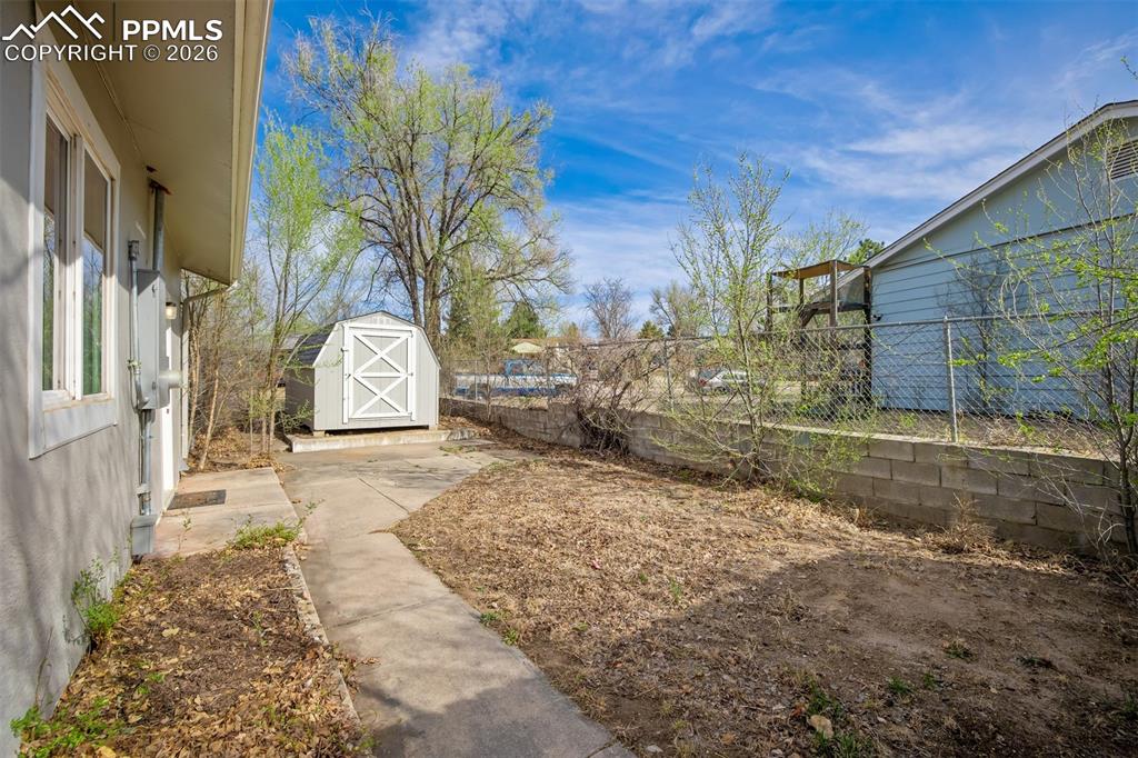 Image 20 of 27: Yard