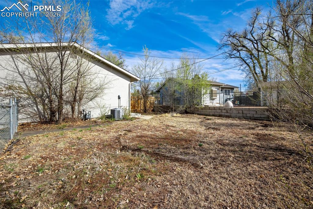 Image 22 of 27: Yard