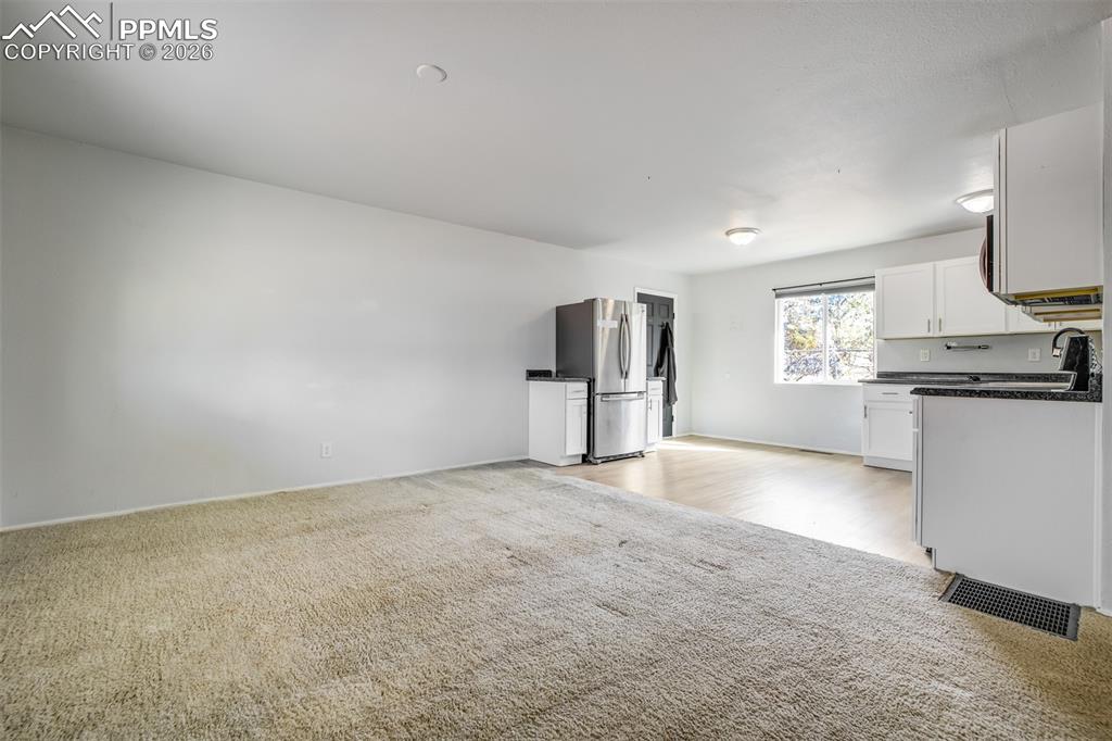 Image 5 of 27: Kitchen