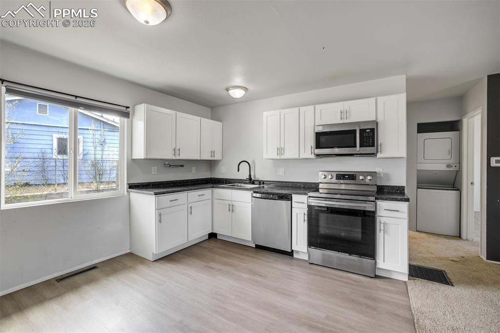 Image 9 of 27: Kitchen