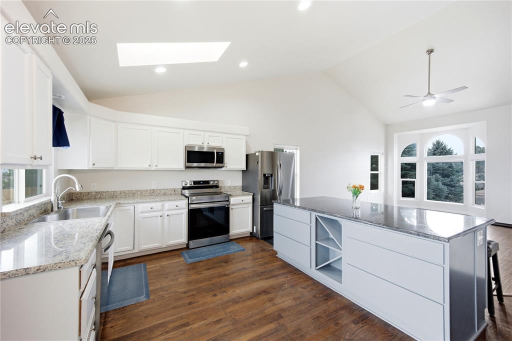Image 10 of 49: Kitchen