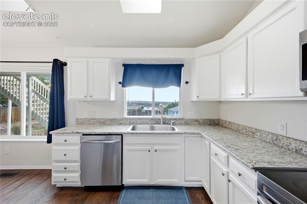 Image 11 of 49: Kitchen