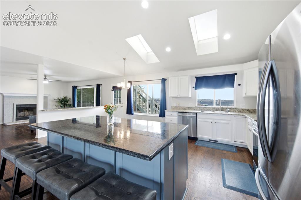 Image 7 of 49: Kitchen