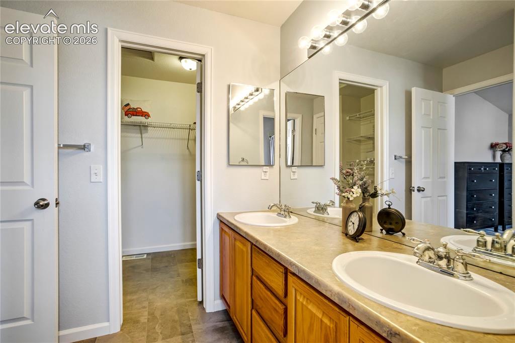 Image 29 of 47: Bathroom