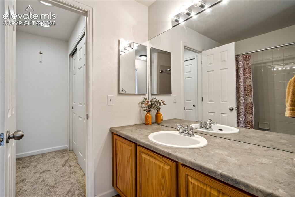 Image 38 of 47: Bathroom