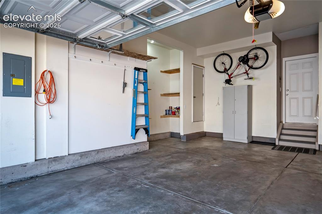 Image 41 of 47: Garage