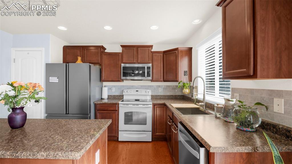 Image 14 of 34: Kitchen