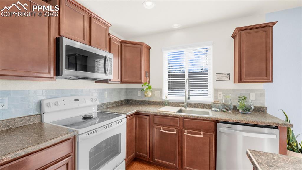 Image 16 of 34: Kitchen