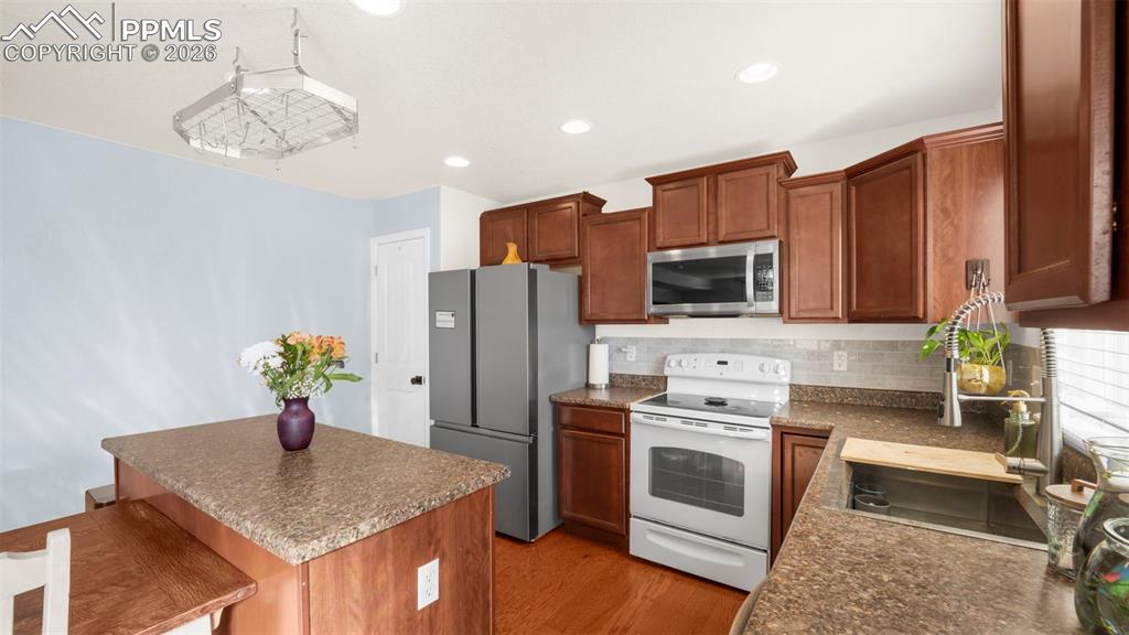 Image 17 of 34: Kitchen