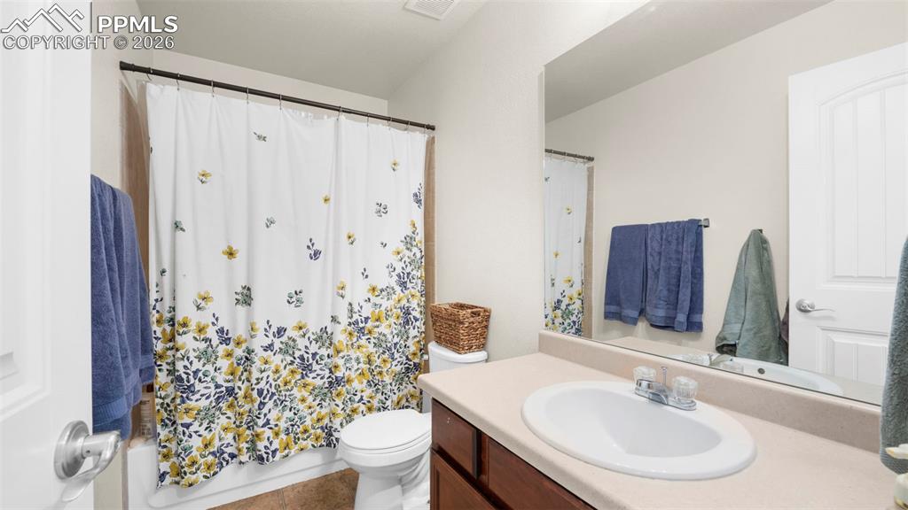 Image 25 of 34: Bathroom