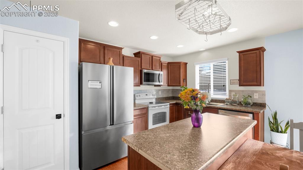 Image 3 of 34: Kitchen