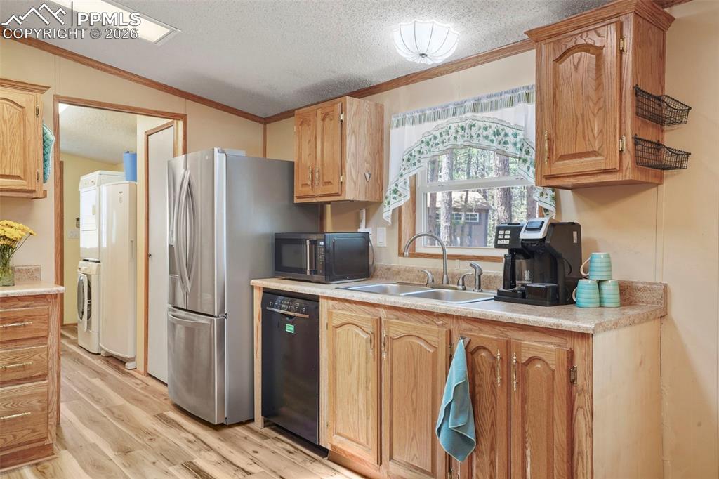 Image 11 of 29: Kitchen