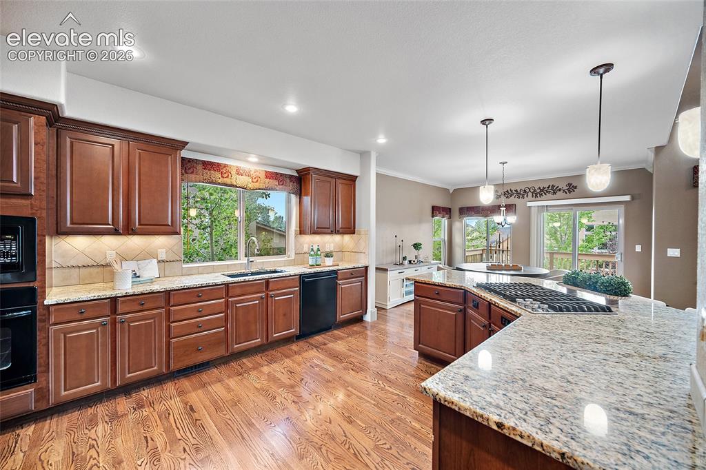 Image 10 of 50: Kitchen
