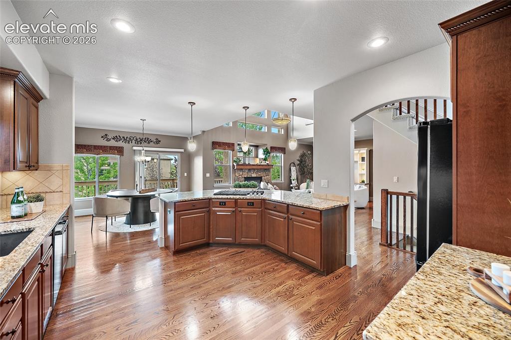 Image 12 of 50: Kitchen