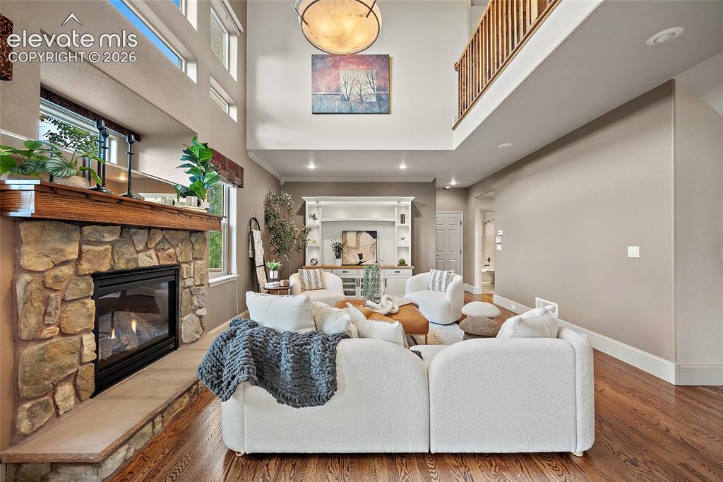 Image 19 of 50: Living Room