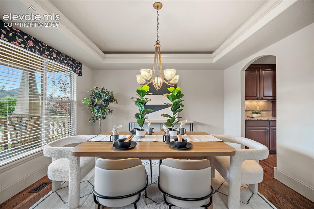 Image 8 of 50: Dining Area