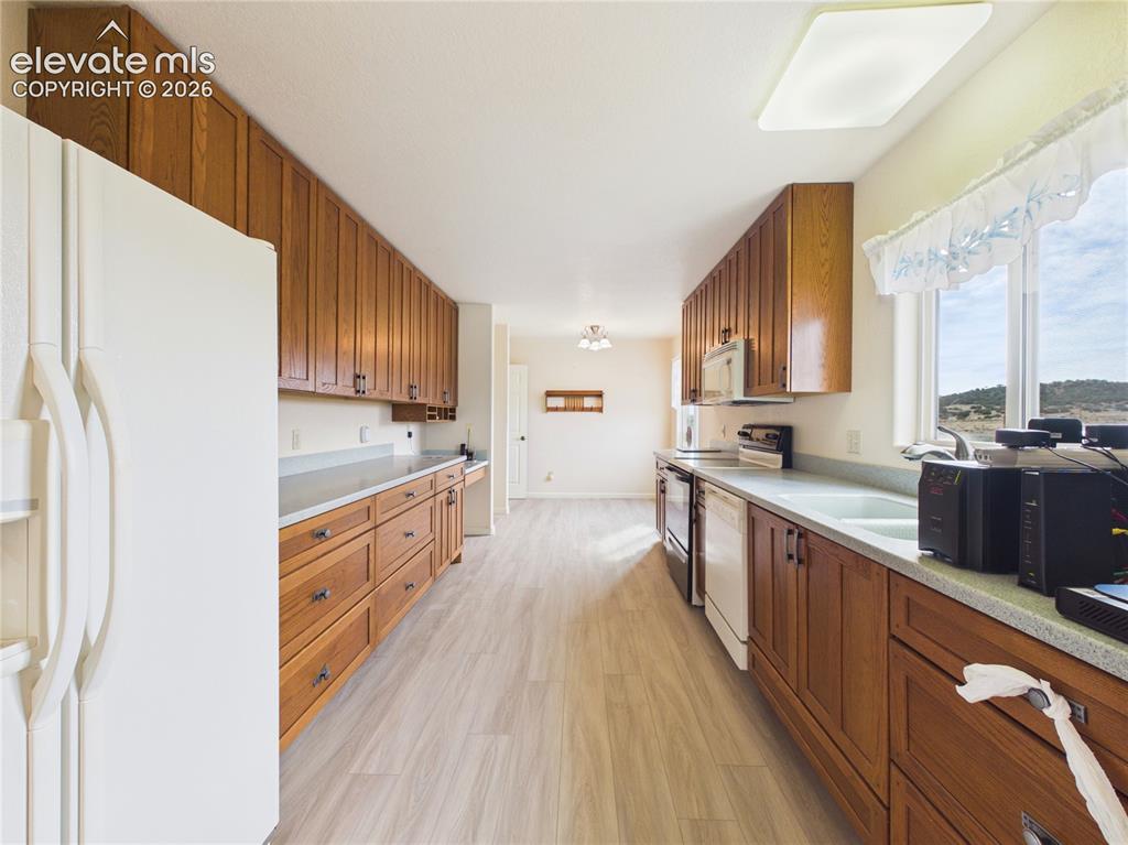 Image 13 of 41: Kitchen