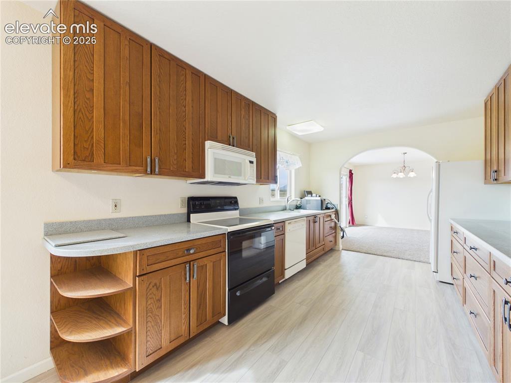 Image 15 of 41: Kitchen