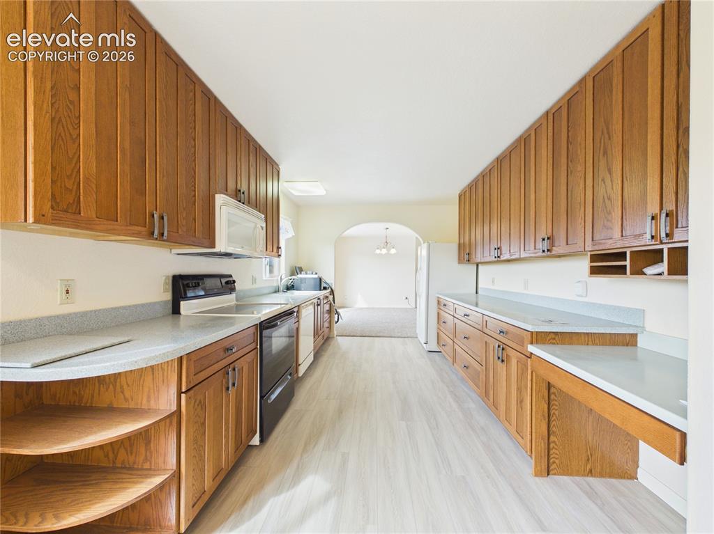 Image 16 of 41: Kitchen