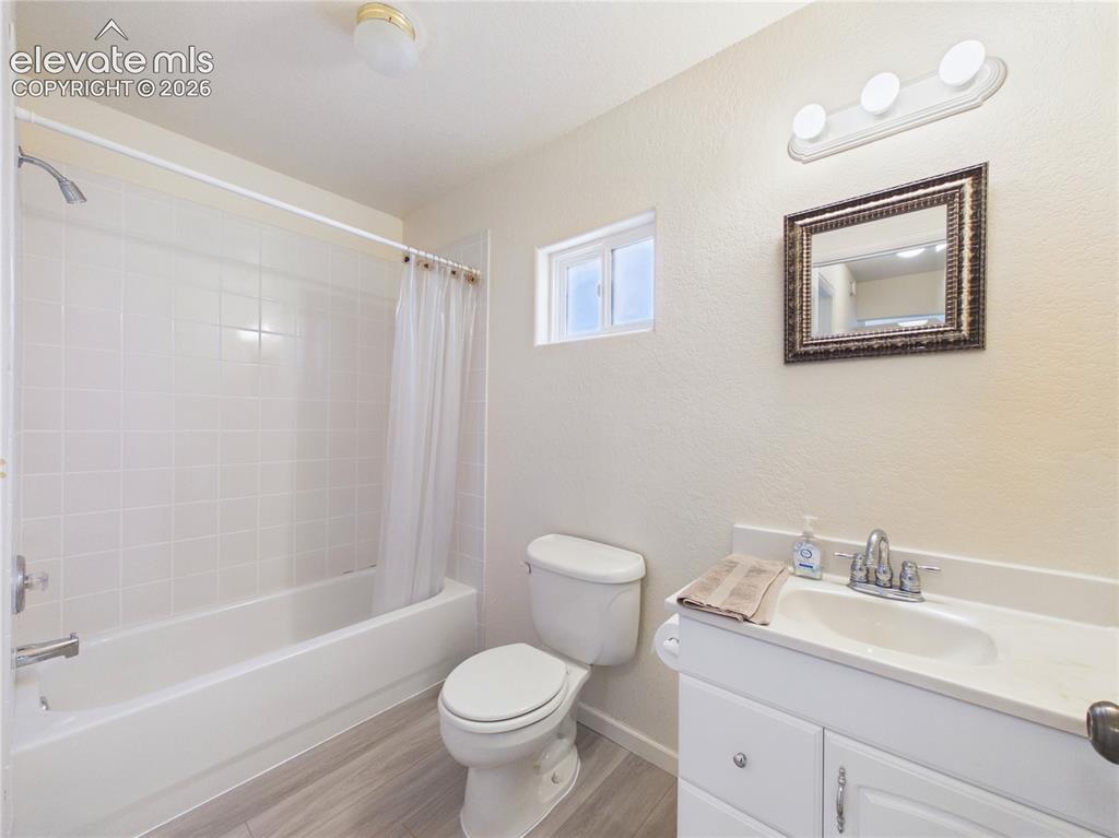 Image 33 of 41: Bathroom