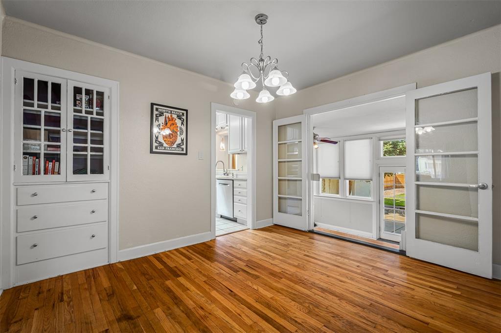 Image 17 of 45: Dining Area