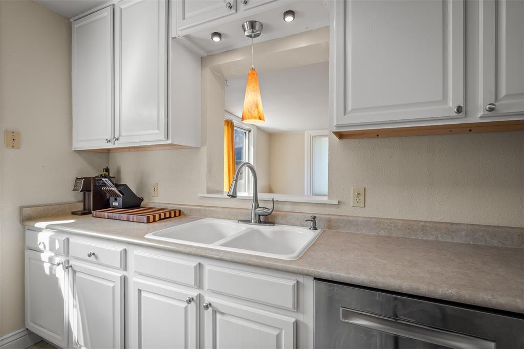 Image 24 of 45: Kitchen