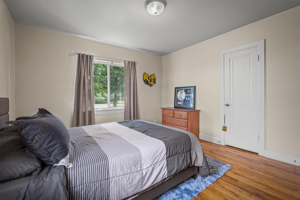 Image 26 of 45: Bedroom