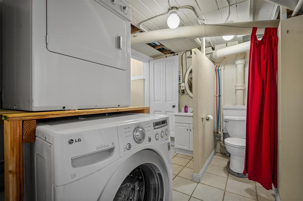 Image 33 of 45: Laundry