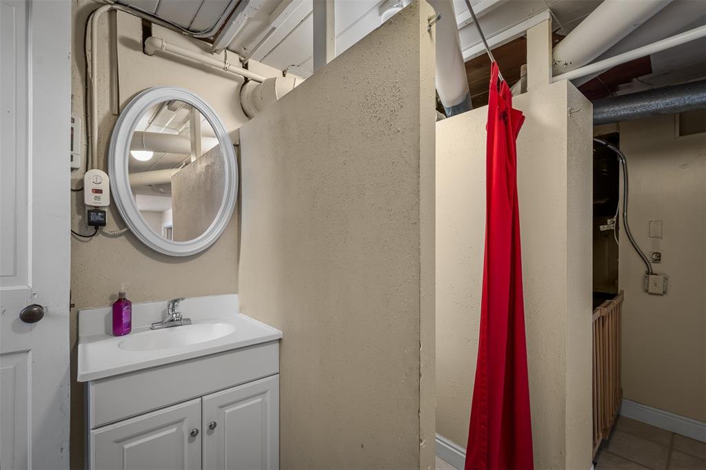 Image 36 of 45: Bathroom