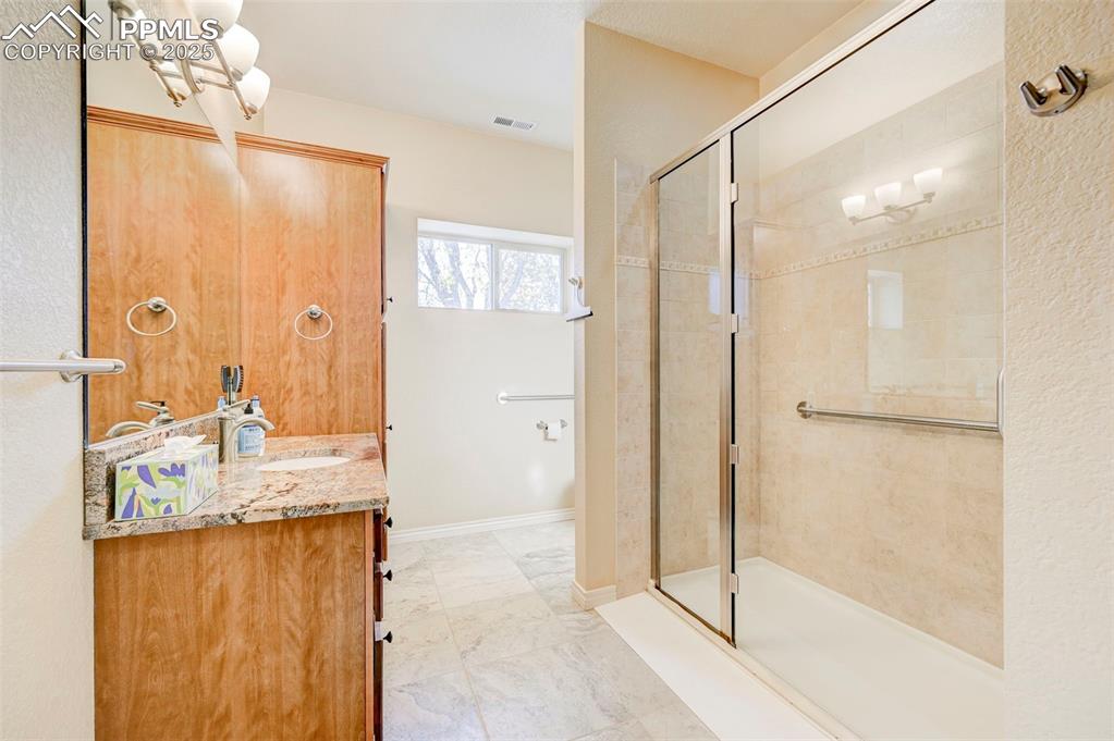 Image 11 of 45: Master bathroom (south)