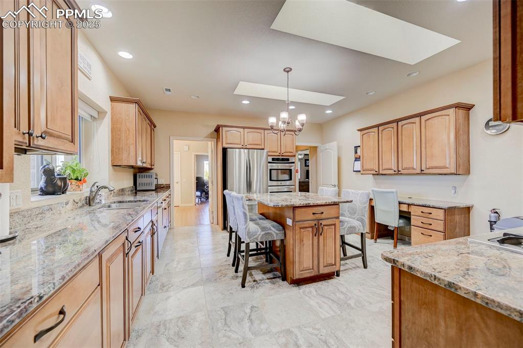Image 14 of 45: Beautiful, spacious kitchen!