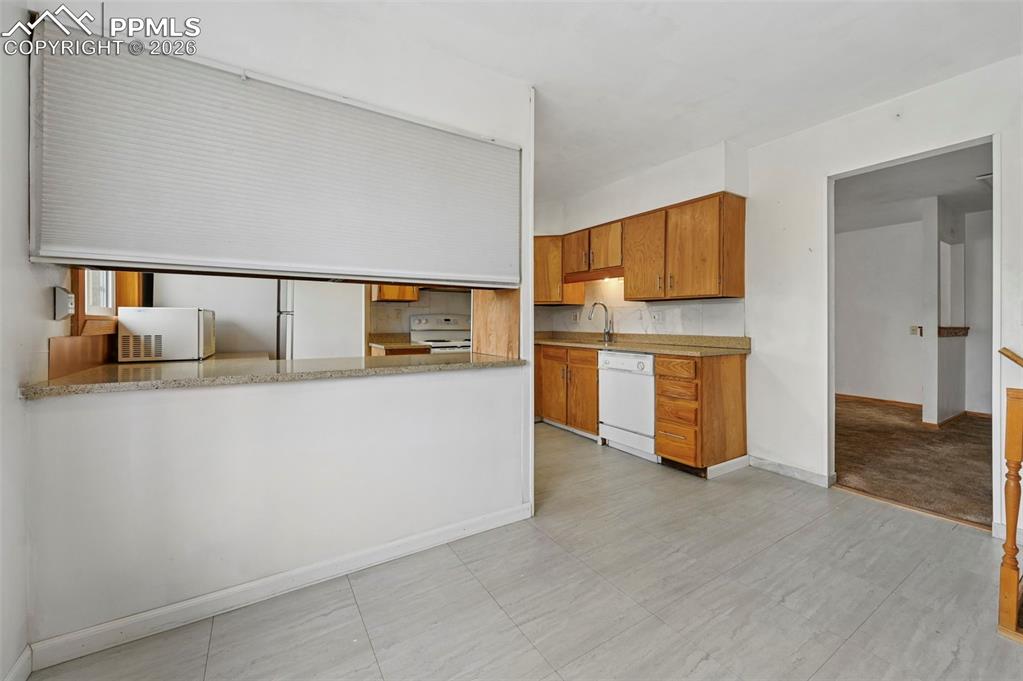 Image 12 of 45: Kitchen