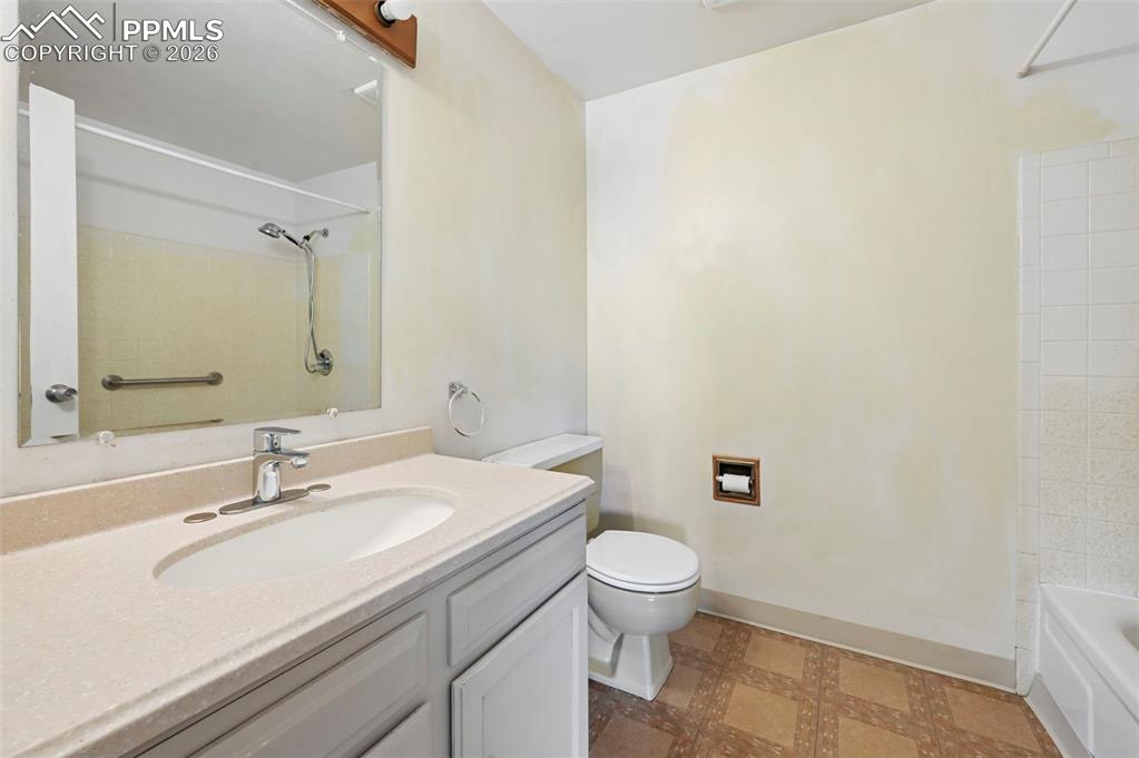 Image 23 of 45: Bathroom