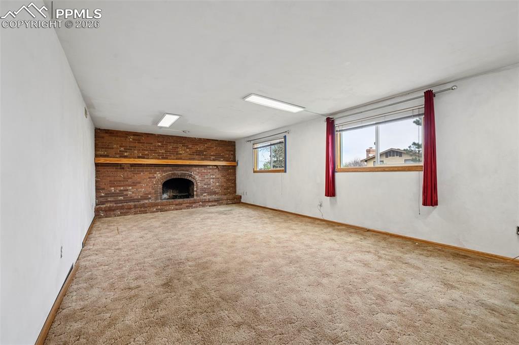 Image 32 of 45: Living Room