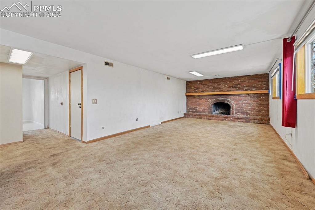 Image 33 of 45: Living Room