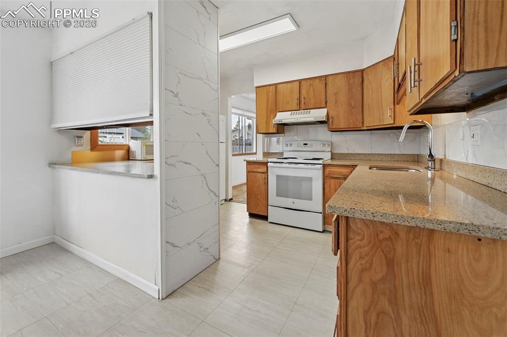 Image 9 of 45: Kitchen