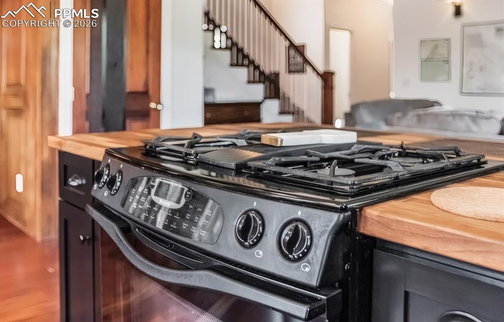 Image 10 of 50: Kitchen