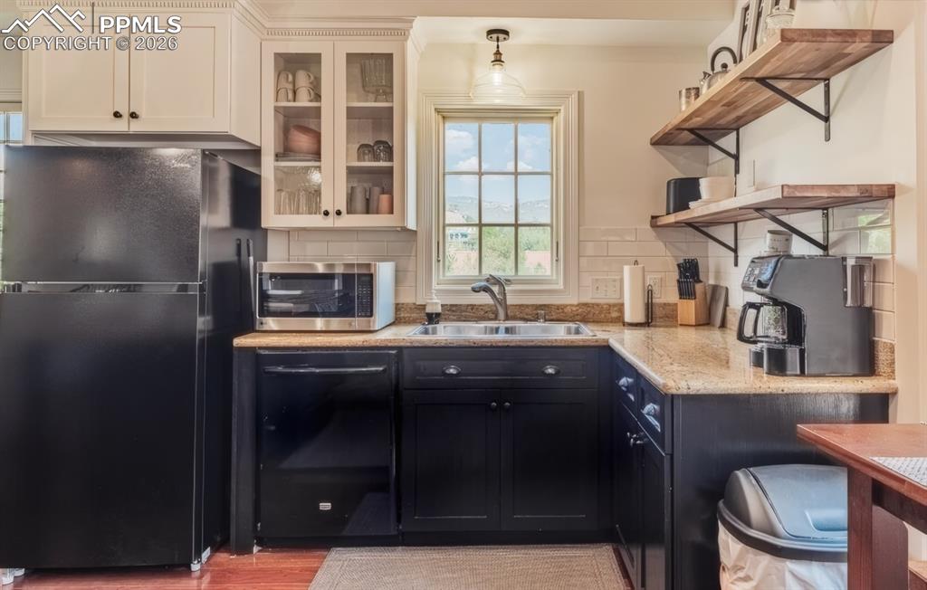 Image 11 of 50: Kitchen